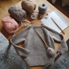 Ile wełny na sweter damski? Kluczowe informacje, które warto znać