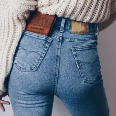 Spodnie skinny damskie - co to znaczy i jak je nosić w modzie?
