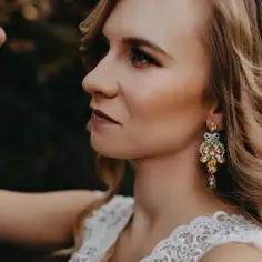 Jakie dodatki do koronkowej sukni? Sprawdź najpiękniejsze inspiracje