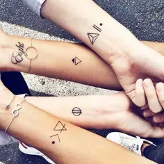 Małe tatuaże damskie - ich znaczenie i symbolika, które warto znać