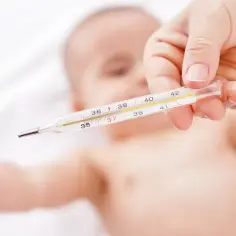 Jak obniżyć gorączkę u dziecka: 8 skutecznych sposobów