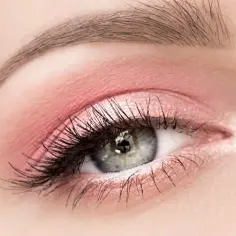 Idealny makijaż do sukienki pudrowy róż – stwórz elegancki look na każdą okazję