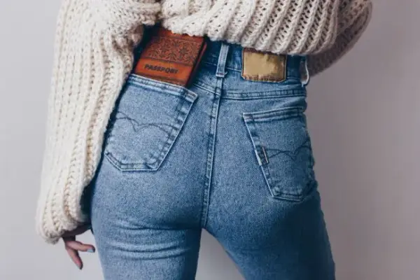 Spodnie skinny damskie - co to znaczy i jak je nosić w modzie?